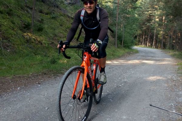 Silvano pedala con una Gravel