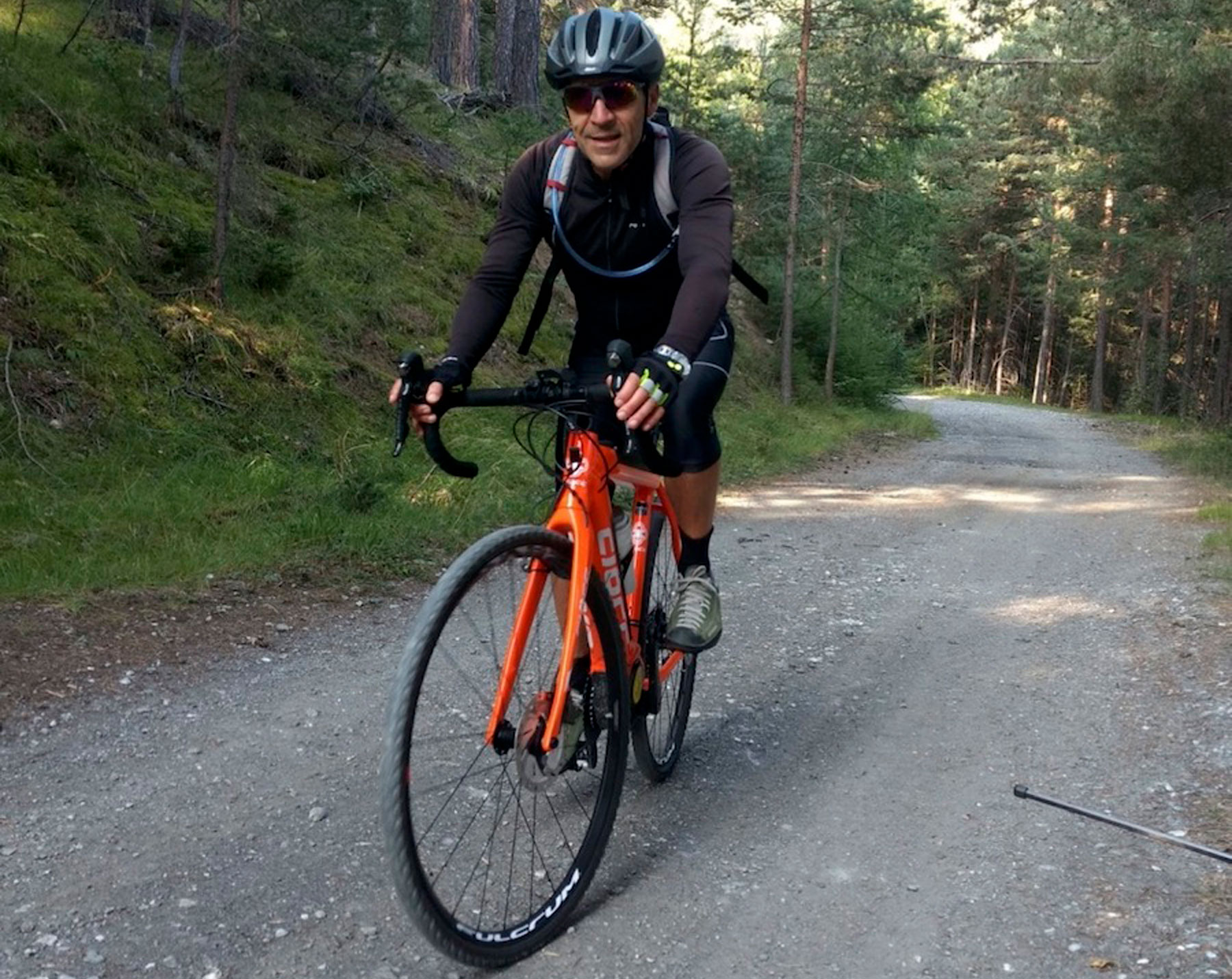 Silvano pedala con una Gravel