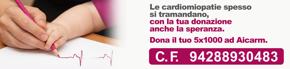 Mani di padre e figlio che firmano il 5 per mille